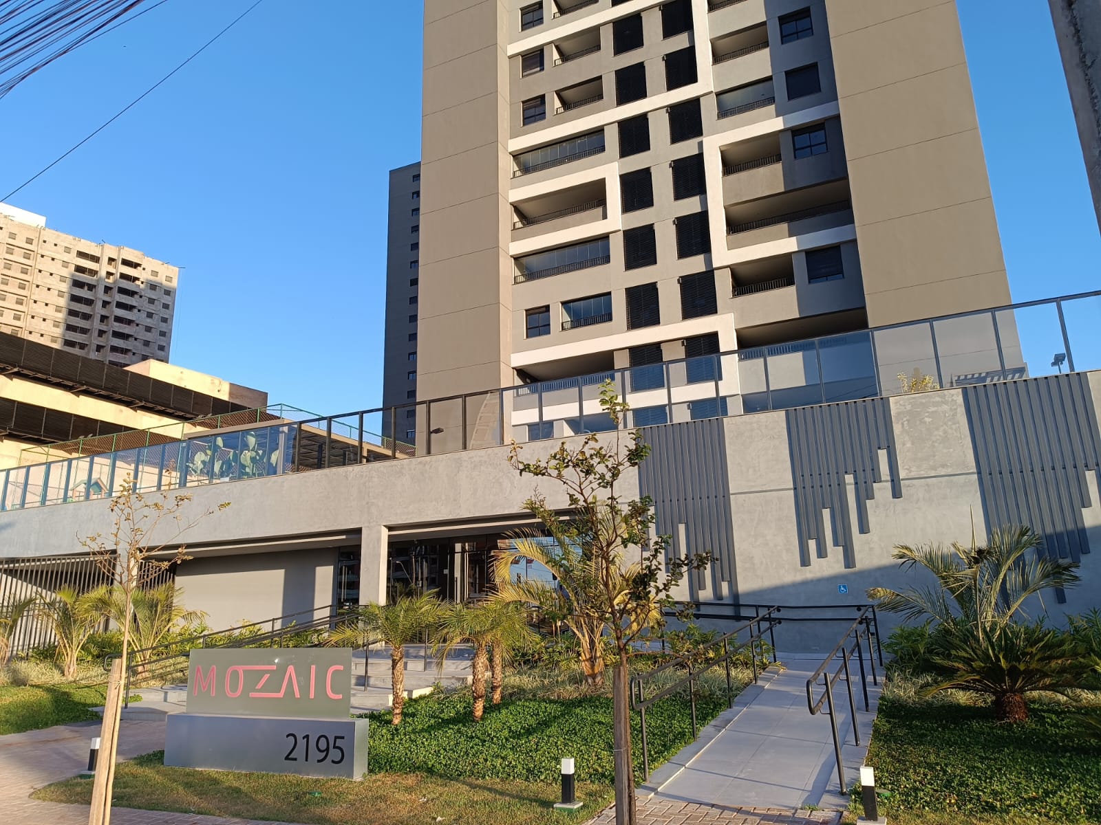 21 - entrada do predio com numero.jpg